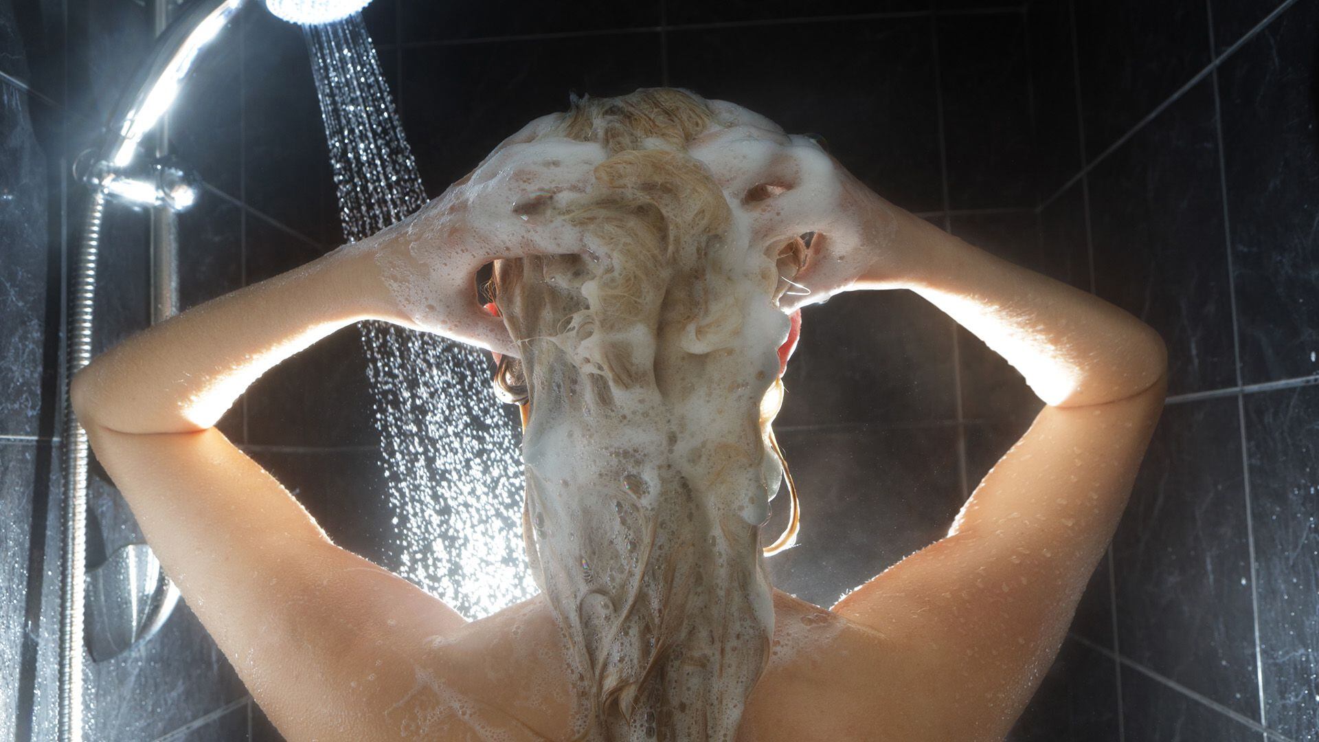 Una ducha una hora antes de acostarse ayudará a un descanso reparador (Getty)