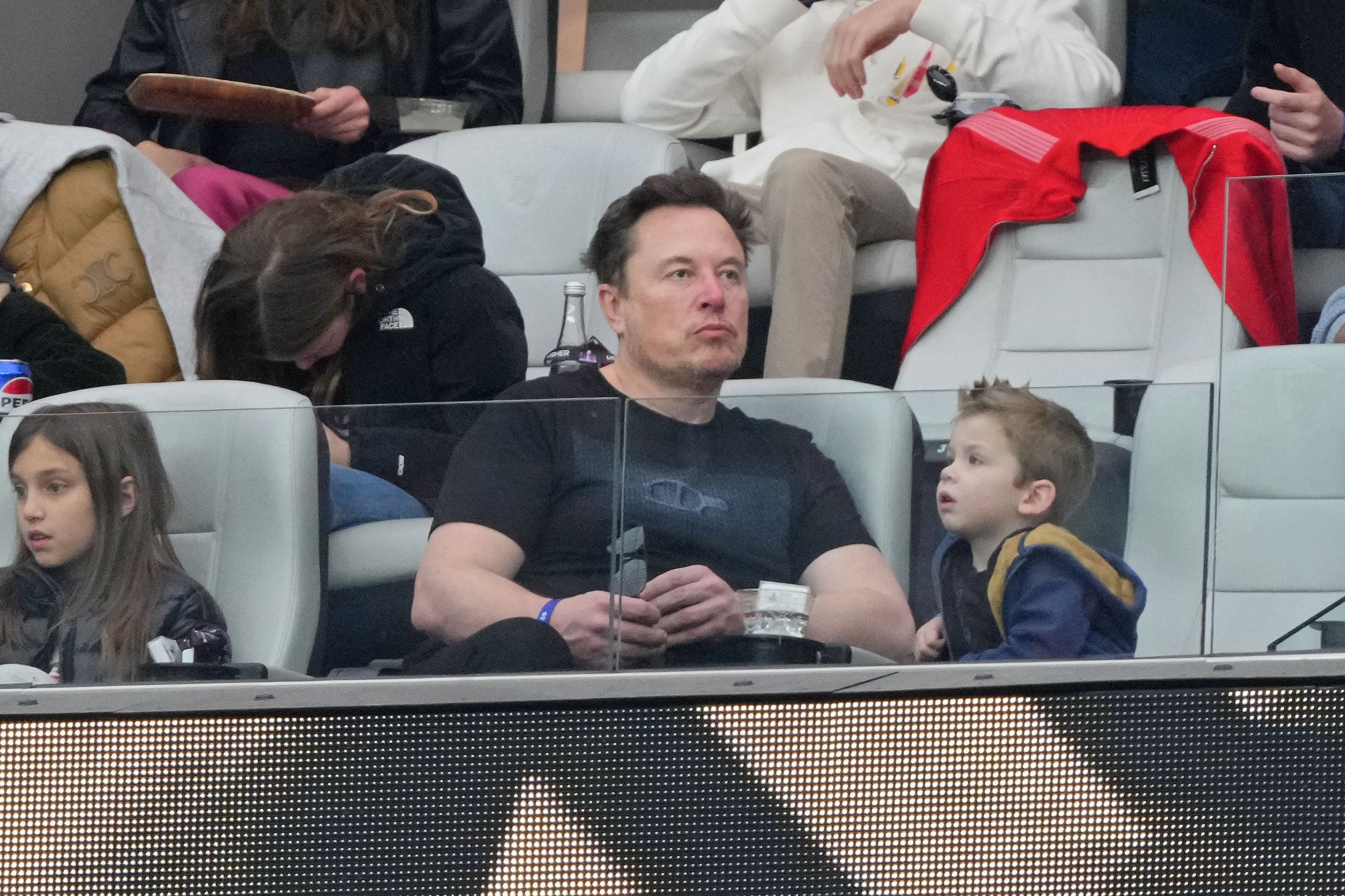Elon Musk, fundador de Tesla, asistió al Súper Bowl con un look informal (Kyle Terada-USA TODAY Sports)