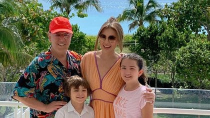 Thalía junto Tommy Mottola y sus hijos, Mateo y Sabrina (Instagram: thalia)