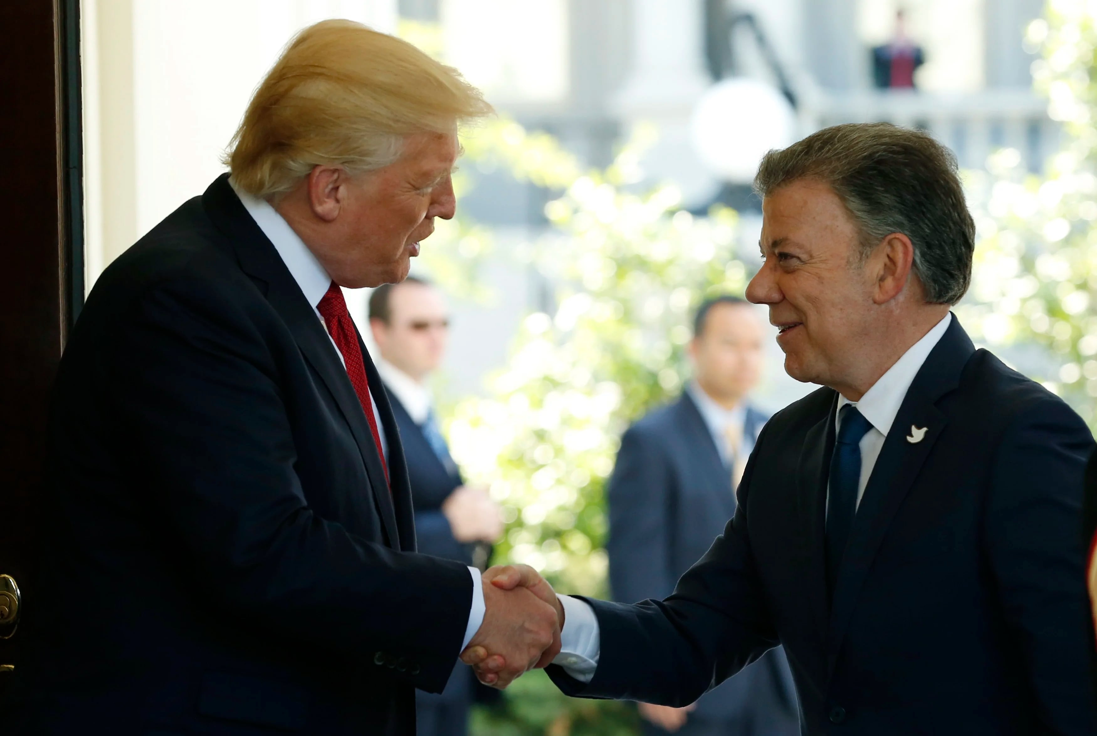 Donald Trump, presidente de los Estados Unidos, junto a Juan Manuel Santos, presidente de Colombia, cuyo embajador dejó Venezuela al inicio de la crisis (Reuters)