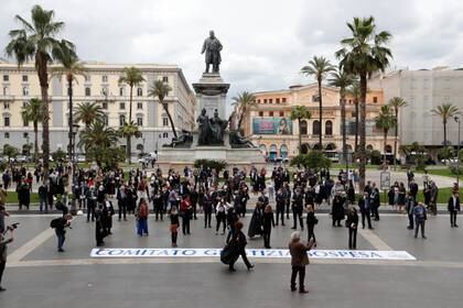 Abogados italianos participan en un flash mob para protestar contra el aplazamiento de las audiencias judiciales, que se han retrasado debido a las medidas para prevenir la propagación de la enfermedad coronavirus (COVID-19), en Roma, Italia, 29 de mayo de 2020 (REUTERS/Remo Casilli)