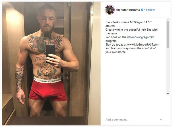 En la obscena imagen, Conor McGregor luce ropa interior roja y se resalta sus atributos