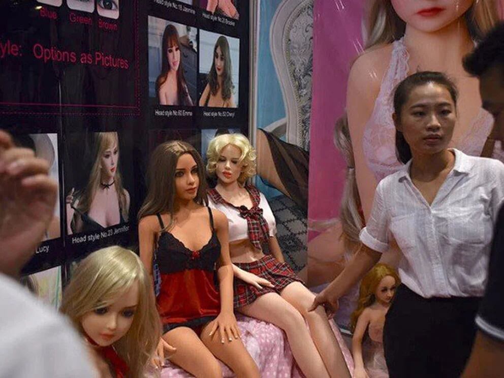 Una empresa china reparte muñecas hinchables a sus mejores