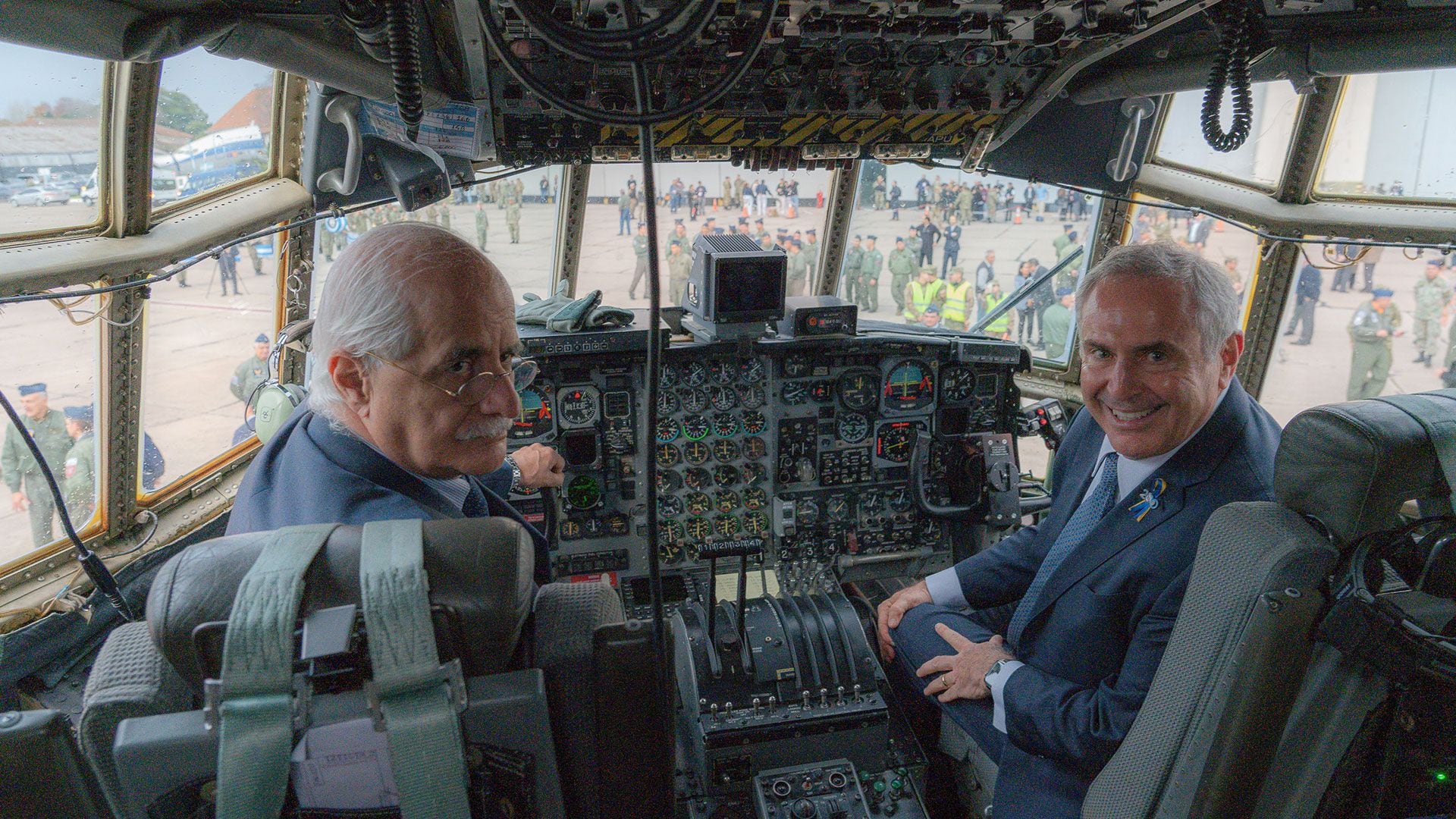 Jorge Taiana y el embajador de Estados Unidos en Buenos Aires, Marc Stanley, dentro del avión Hércules C-130 (Embajada de EEUU en Argentina)