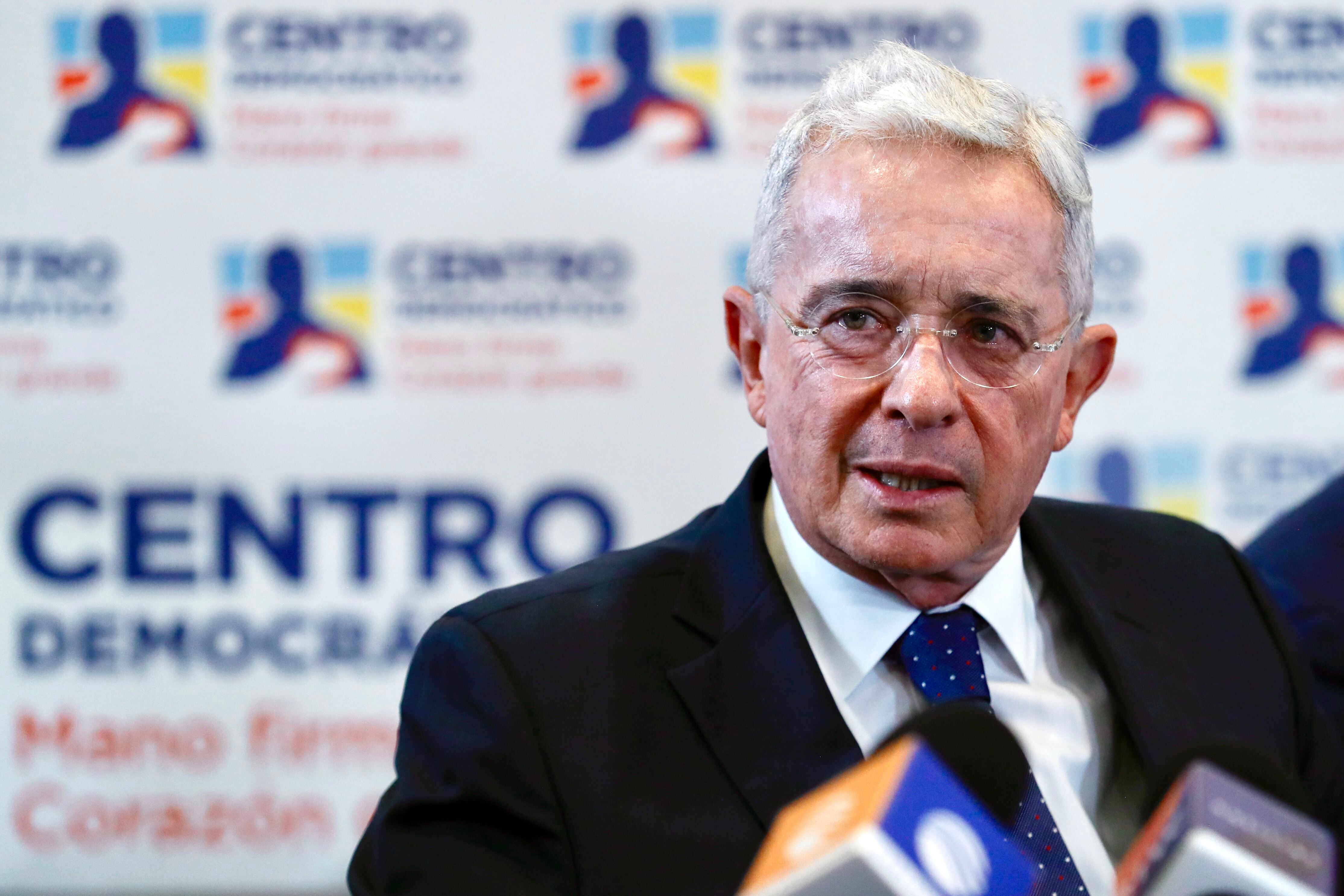 Álvaro Uribe será el primer ex jefe de Estado en ser llevado a juicio a los tribunales de la justicia ordinaria, por el caso en el que se le acusa de ofrecer prebendas a cambio de testimonios a su favor -- crédito Carlos Ortega/EFE 