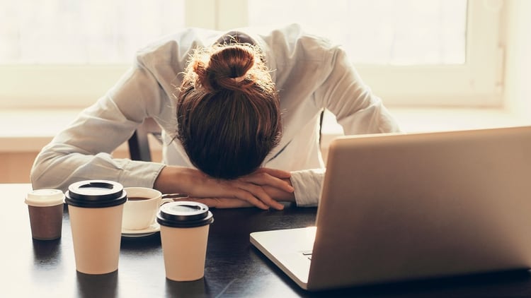 Quienes no descansan correctamente no logran concentrarse en sus tareas o se muestran irritados (iStock)