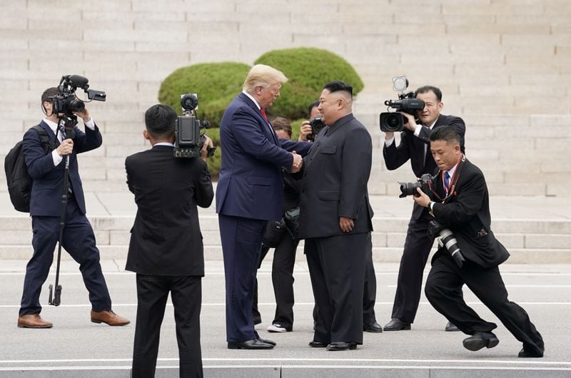 Foto de archivo del por entonces Presidente de EEUU Donald Trump junto al líder norcoreano Kim Jong Un en Panmunjom (REUTERS/Kevin Lamarque)