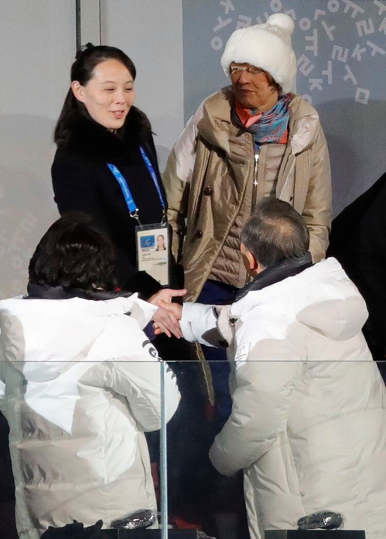 Ceremonia de apertura de los Juegos Olímpicos de Invierno de Pyeongchang 2018. Allí puede verse cómo el presidente de Corea del Sur, Moon Jae-in, y su esposa, Kim Jung-sook, saludan a Kim Yo-jong (Reuters)