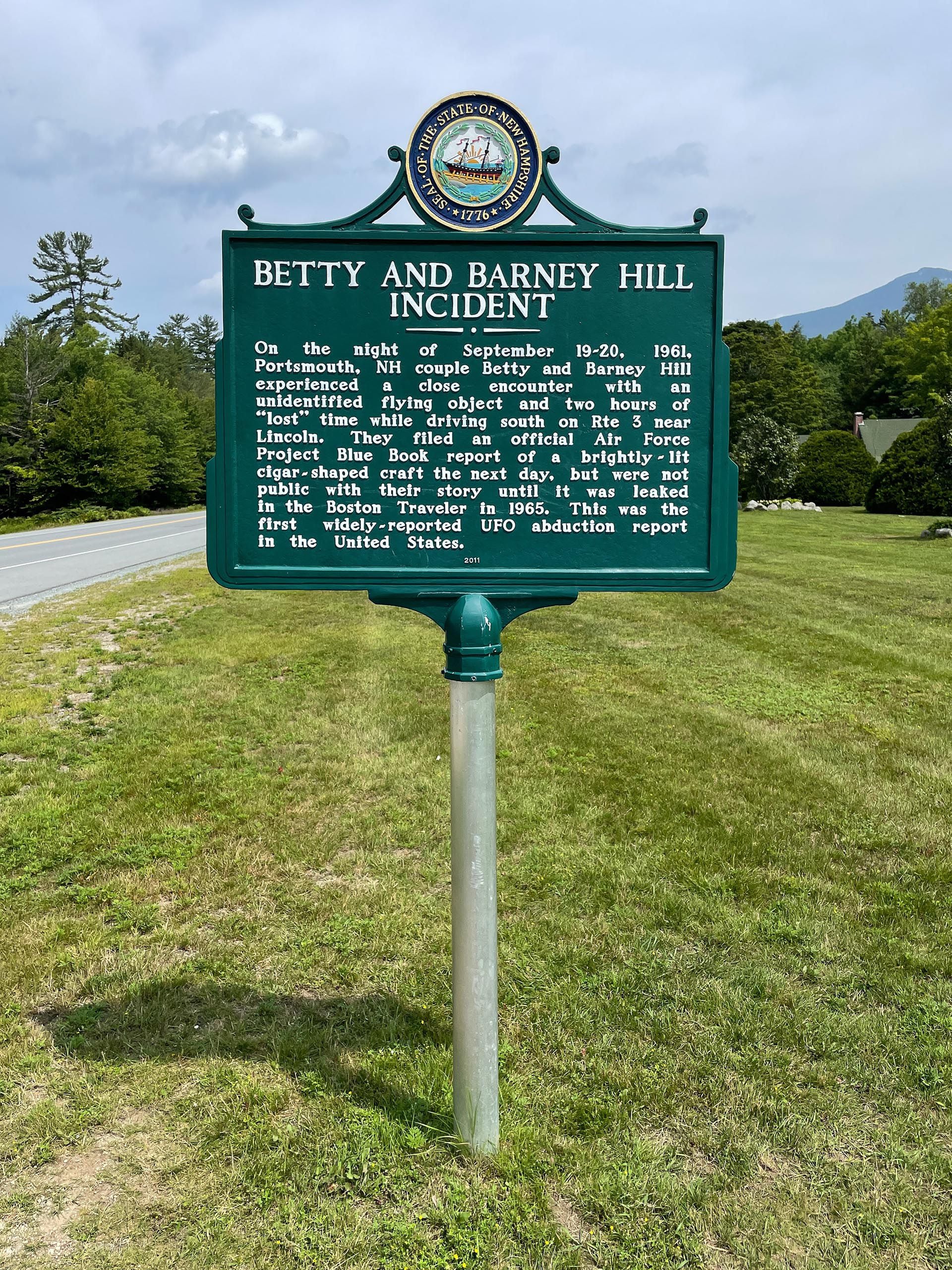 Un cartel instalado a la vera de la ruta 3 en Lincoln, New Hampshire, recuerda el episodio de Betty y Barney Hill