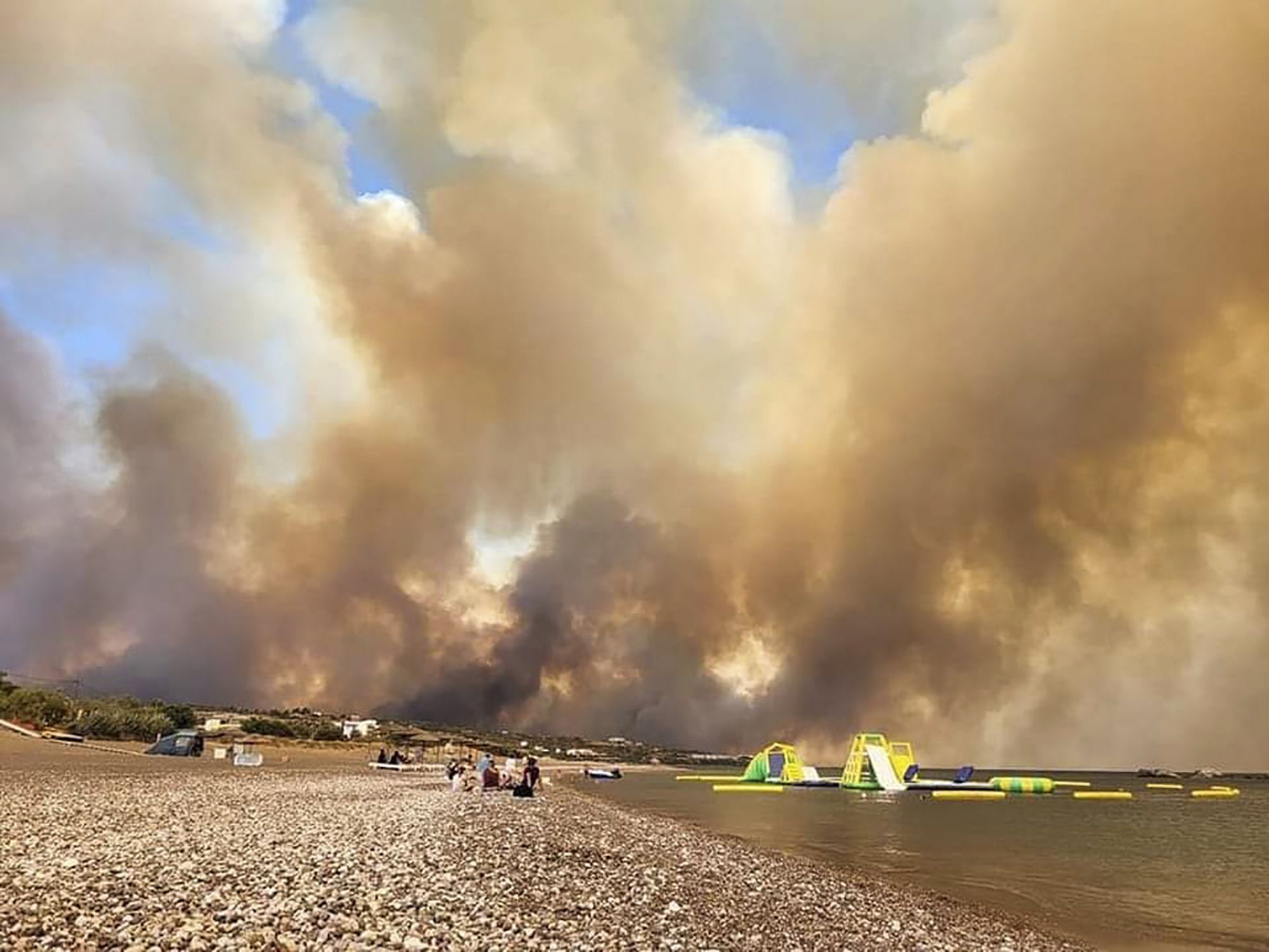 Columnas de humo de un incendio forestal. Grecia se ha visto azotada por una prolongada racha de calor extremo, y las llamas han ardido en la isla durante casi una semana (Rhodes.Rodos via AP)