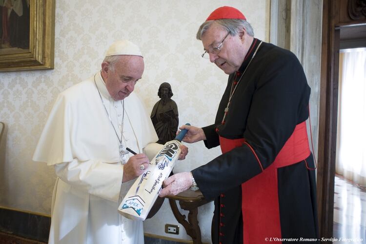 El papa firma un bate de cricket del equipo de Canterbury, en el 2015