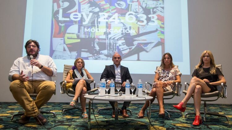 El año pasado, funcionarios de la Secretaría de Cultura explicaron a galeristas y artistas sobre el nuevo sistema para exportar obras de arte. (Fotos: Silvina Frydlewsky / Ministerio de Cultura de la Nación)
