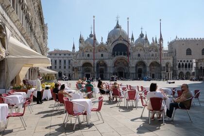 Turistas en un bar en la plaza San Marco en Venecia (REUTERS/Manuel Silvestri)