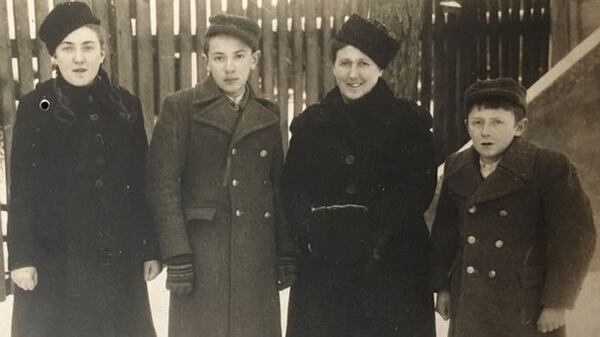 Mania, Dunia, Etcia y Marek en un crudo invierno de 1949