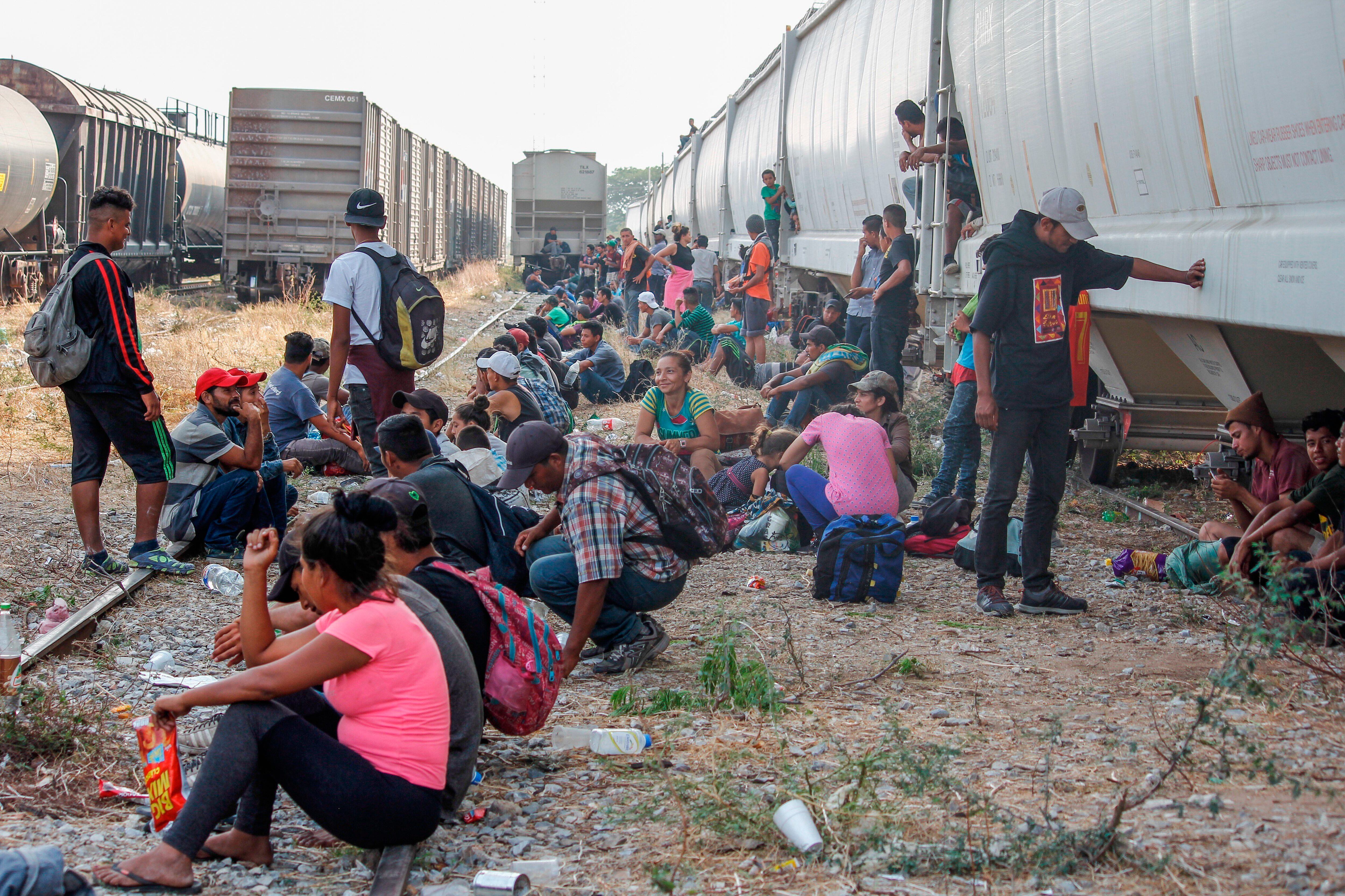 Fotografía de archivo en la que se observa a migrantes centroamericanos esperan abordar las góndolas del tren "La Bestia" en el municipio de Ixtepec, en el estado de Oaxaca (México) 
(Foto: EFE/Luis Villalobos)
