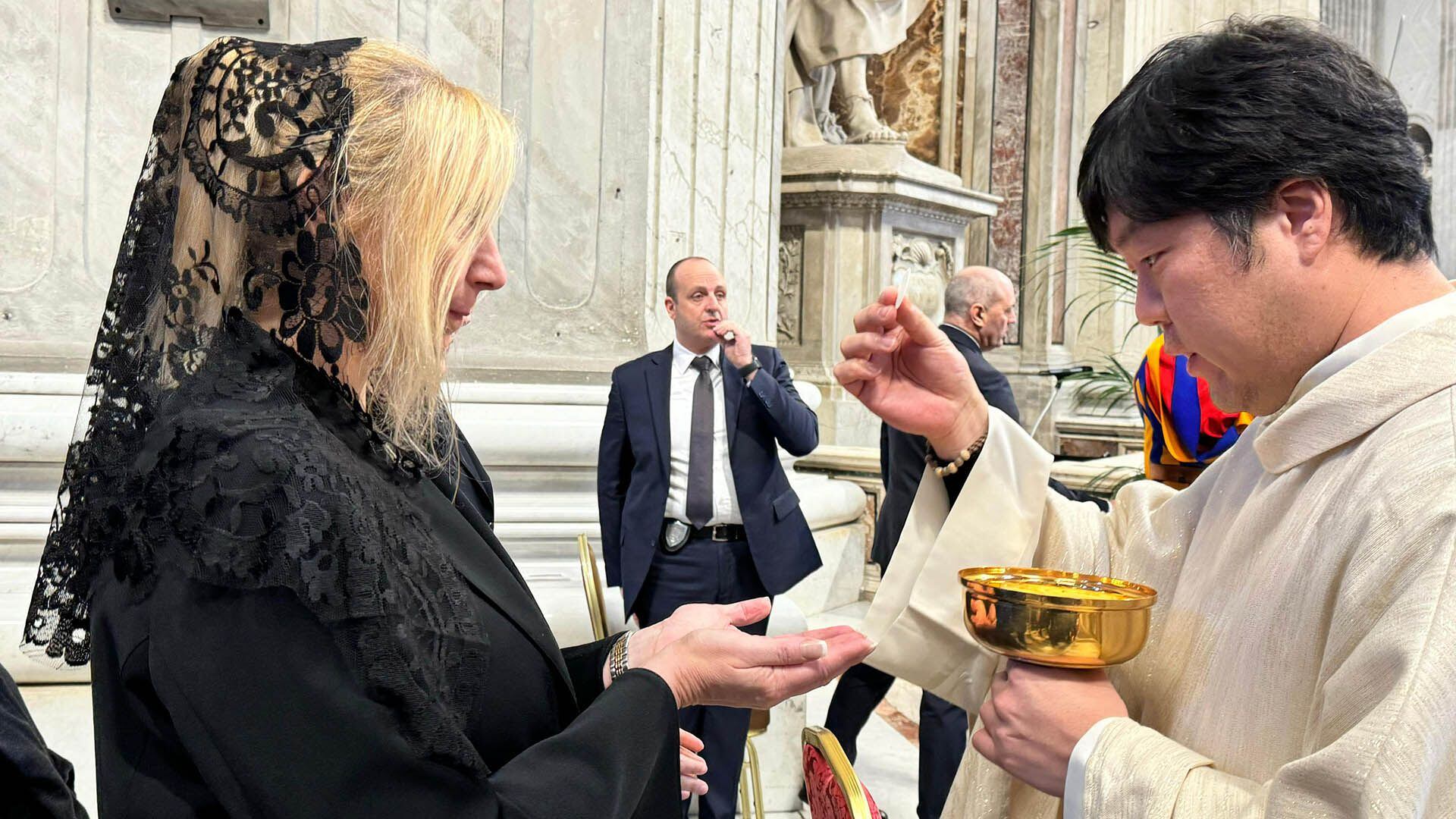 Javier Milei y Karina comulgan - Canonización Mama Antula