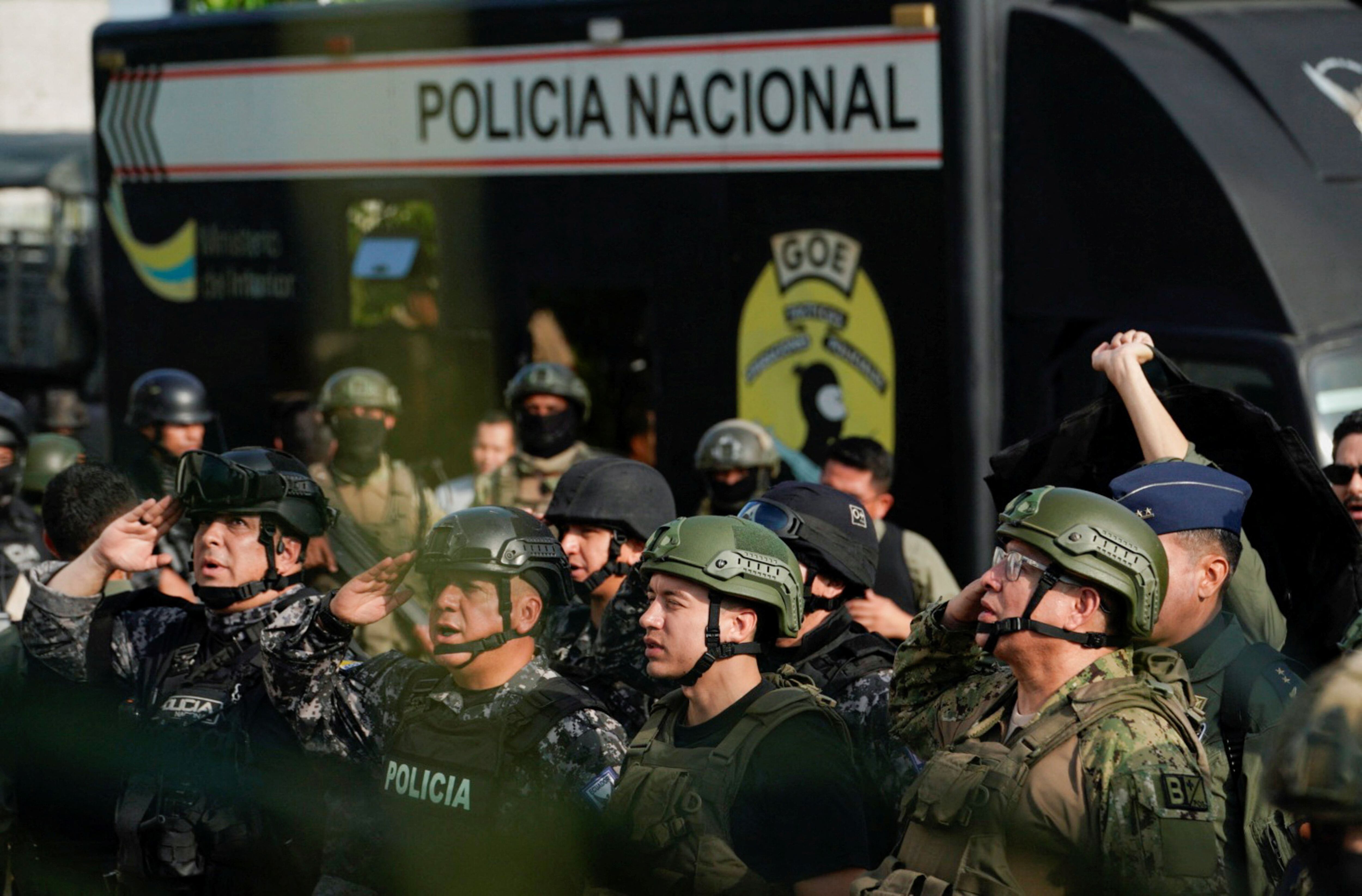 Alrededor de 1.600 miembros de la fuerza pública se desplegaron en el barrio de Guayaquil. (REUTERS/Santiago Arcos)