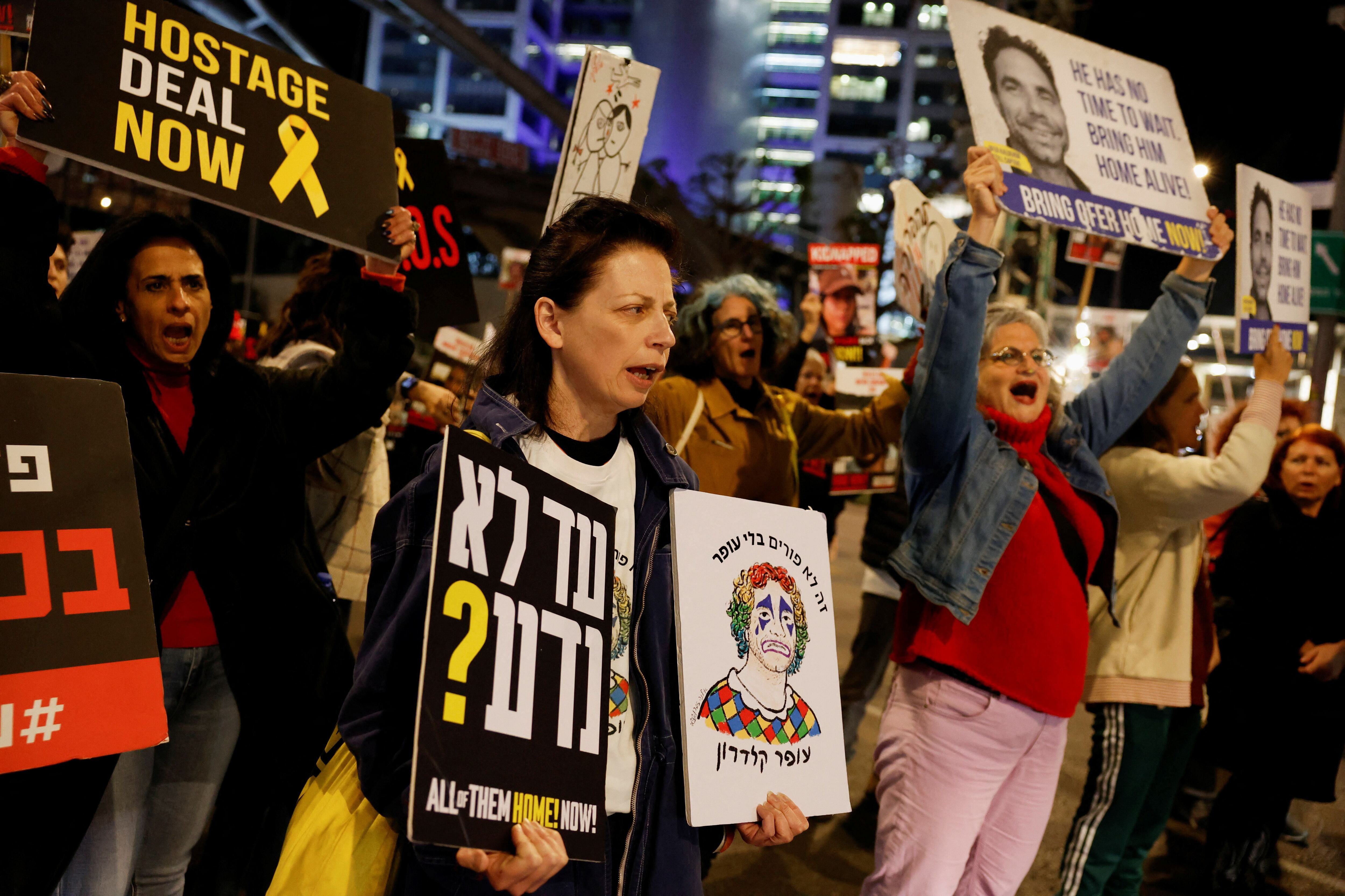 Manifestantes sostienen pancartas durante una protesta exigiendo la liberación de los rehenes secuestrados en el mortal ataque del 7 de octubre contra Israel por el grupo terrorista palestino Hamas desde Gaza, en Tel Aviv, Israel 25 de marzo 2024. REUTERS/Carlos García Rawlins