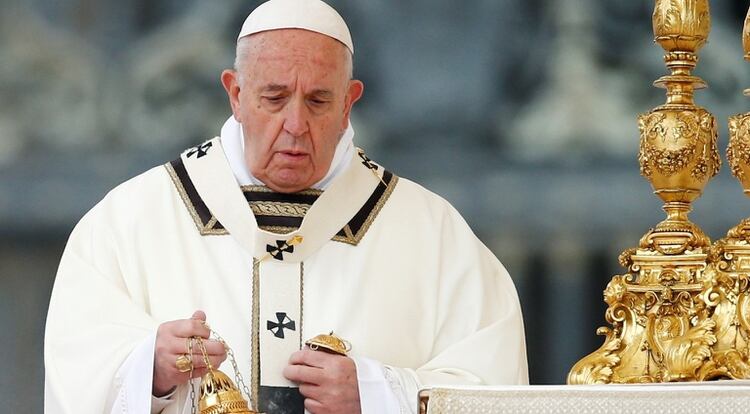 El papa Francisco celebrando la misa de Pascua en la Plaza de San Pedro (Reuters)