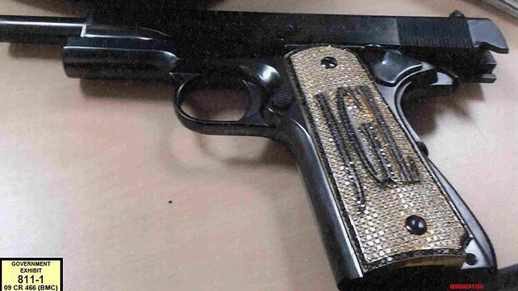 Las imágenes de la supuesta pistola de Guzmán Loera presentada durante el juicio al “Chapo” (Foto: AFP)