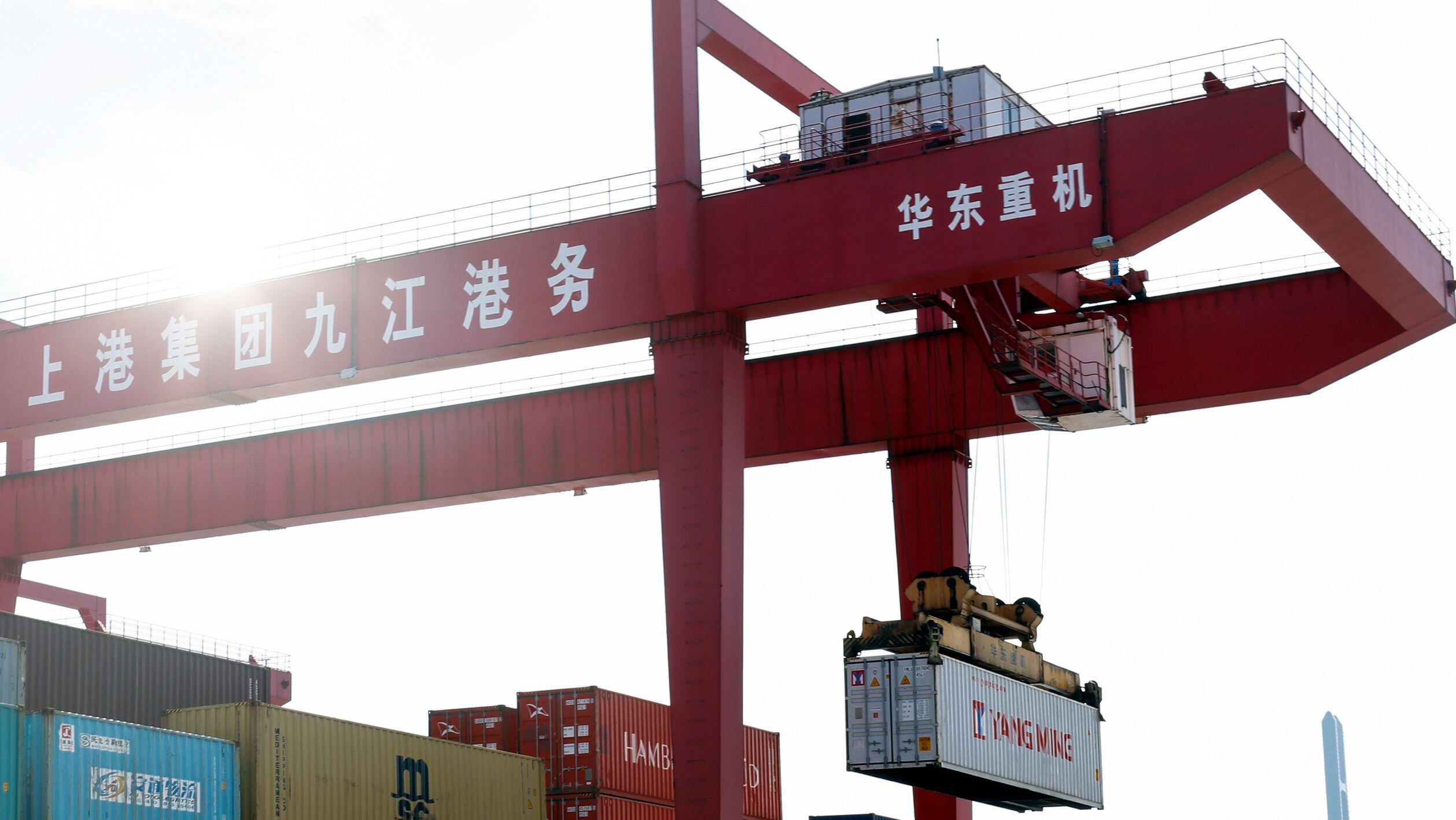 21-04-2020 Imagen de una grupo portando un contenedor en un puerto en China.POLITICA ESPAÑA EUROPA ANDALUCÍA ECONOMIA EMPRESASEXTENDA