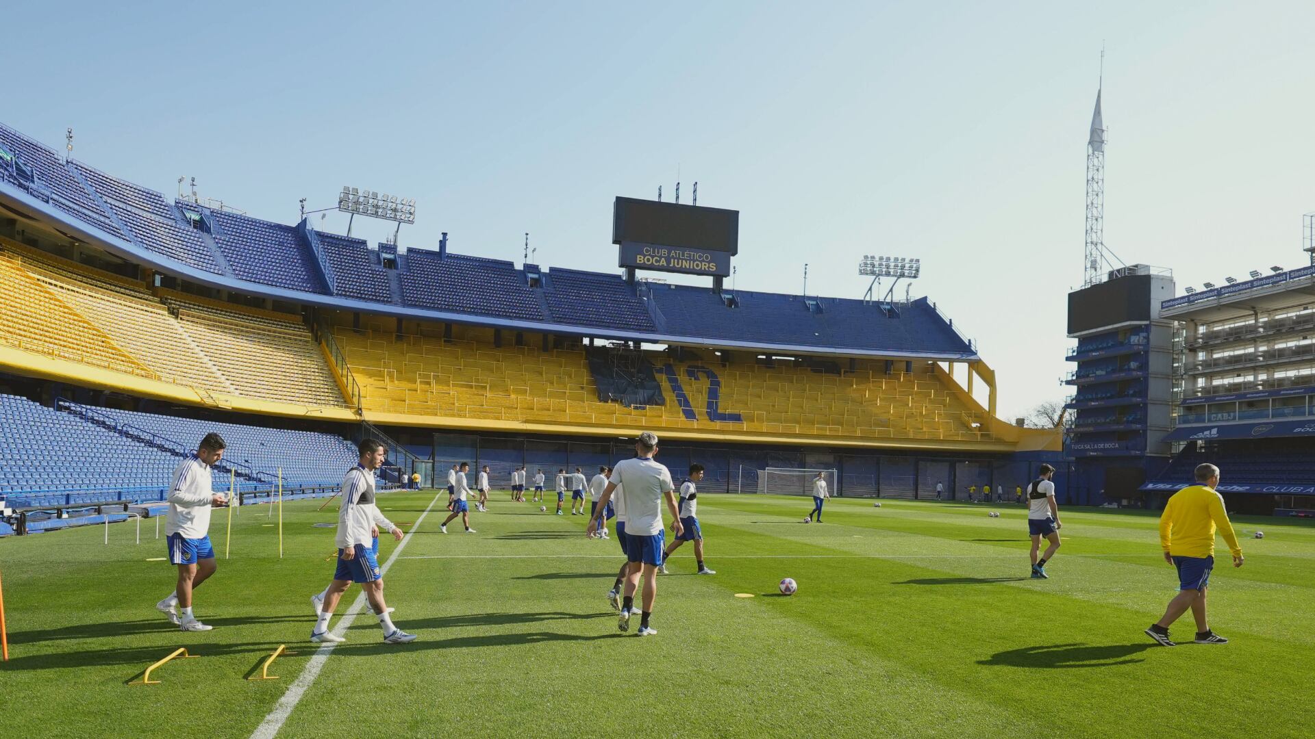 El plantel de Boca entrenó en la 'Bombonera'. (Boca Juniors)