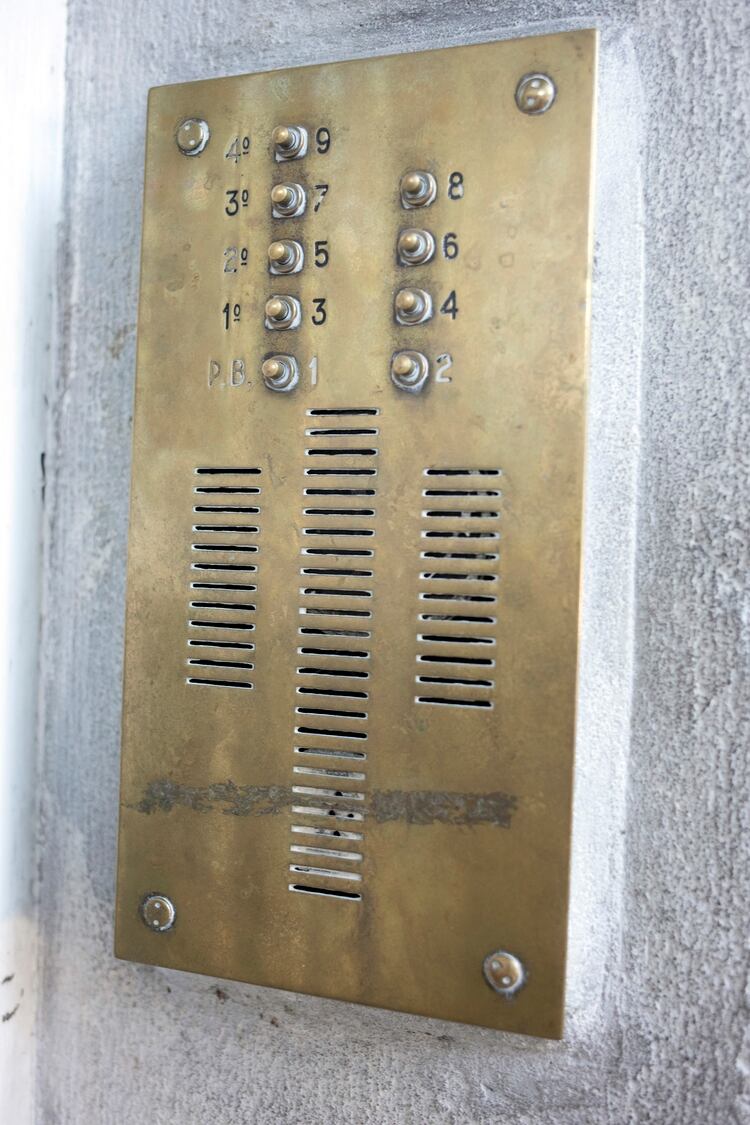 Se mantiene intacto el portero eléctrico en la puerta del edificio donde Julio Cortázar habitaba el piso 3, departamento 7 (Foto: Ricardo Ceppi)