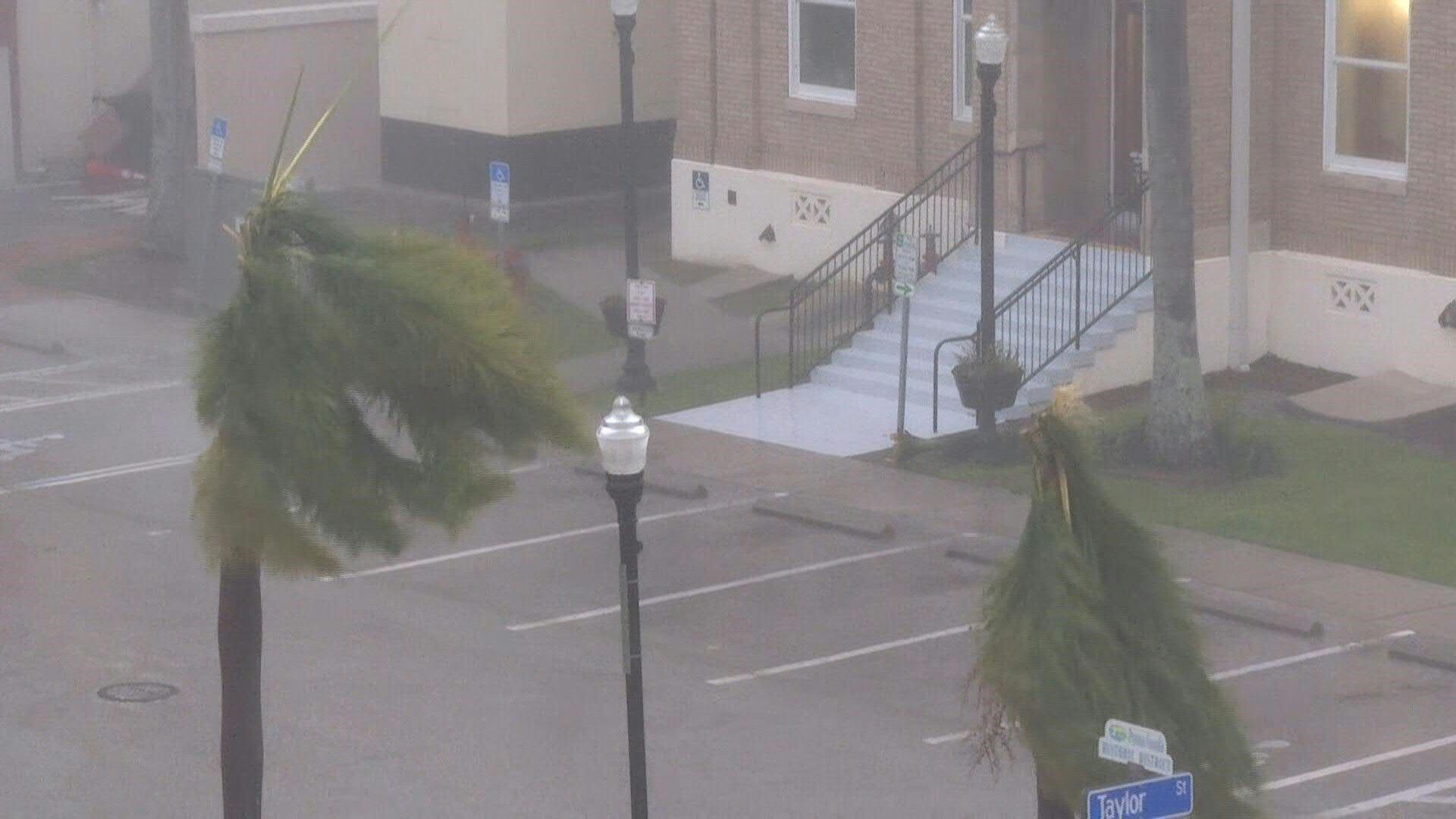 El potente huracán Ian fue degradado el jueves a tormenta tropical tras haber barrido el estado de Florida con violentos vientos y lluvias torrenciales, causando inundaciones "catastróficas" y cortes de electricidad en la región.