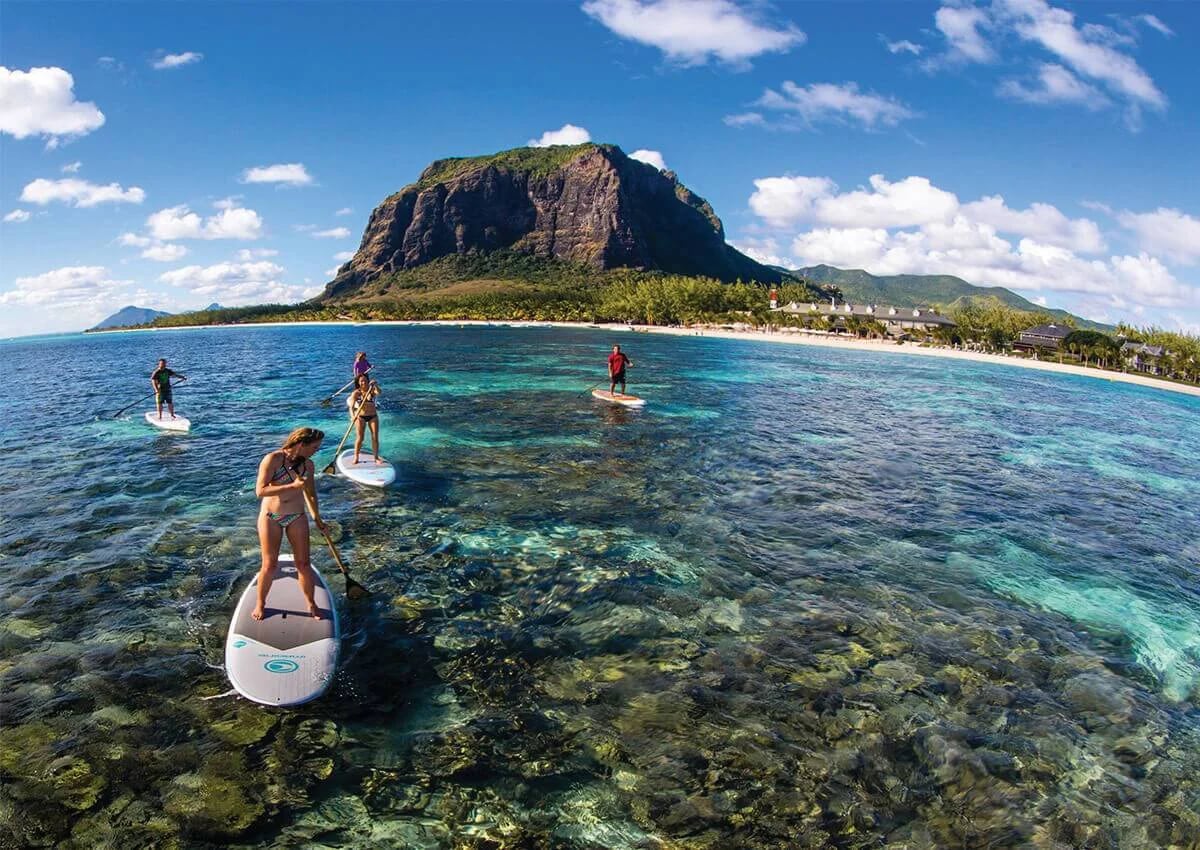 Además del buceo, el stand up surf es uno de los más practicados por los turistas por la tranquilidad del mar