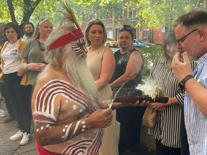 FOTO DE ARCHIVO: Tío Moogy, miembro del pueblo aborigen australiano de los kaurna, realiza una ceremonia de fumado de pipa ritual en Adelaida, Australia, el 23 de febrero de 2023. REUTERS/Jill Gralow