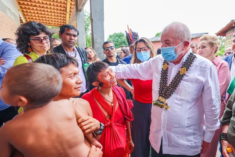  Lula viajó a la tierra Yanomami, decretó una “emergencia sanitaria” y ordenó una vasta operación de socorro, así como u 