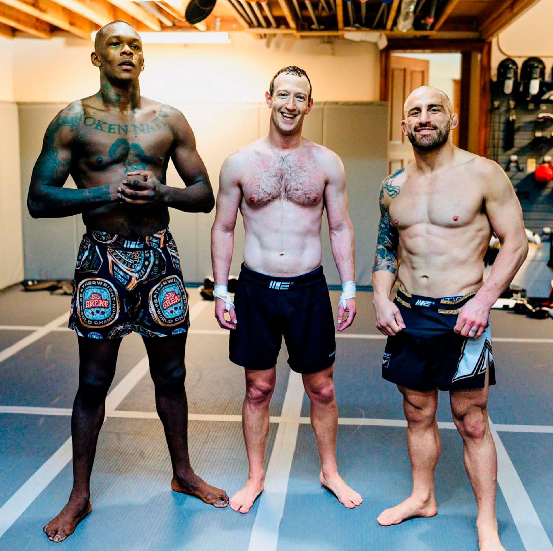 Mark Zuckerberg muestra su físico de pie junto a Israel Adesanya y Alexander Volkanovski.
@jeffsainlar/@zuck/instagram