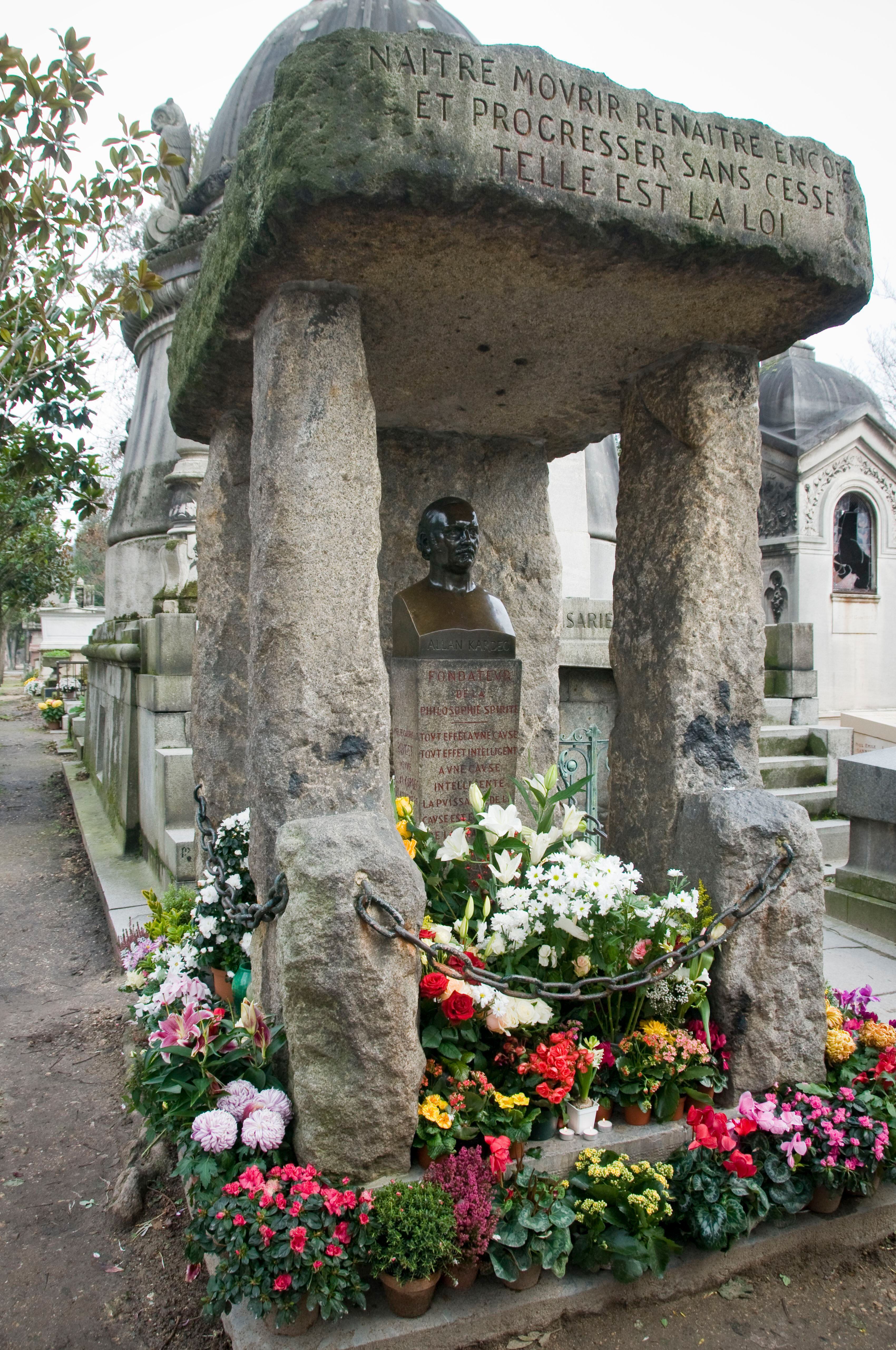 La tumba de Kardec en el cementerio parisino de Pere Lachaise, siempre rodeada de flores (shutterstock)