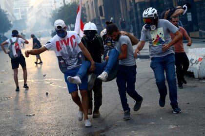 La policía de El Líbano dispersó a los manifestantes con gases lacrimógenos (REUTERS/Hannah McKay)