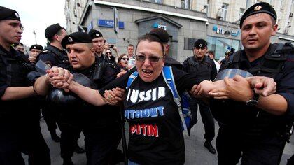 Policías detienen a una participante de un mitin que pide que los candidatos de la oposición se inscriban para las elecciones a la Duma de Moscú, el parlamento regional de la capital, en Moscú, Rusia, el 27 de julio de 2019 (REUTERS/Maxim Shemetov)