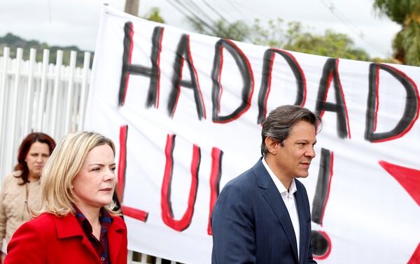 Fernando Haddad y la senadora Gleisi Hoffmann tras visitar a Lula en prisión (REUTERS/Rodolfo Buhrer)