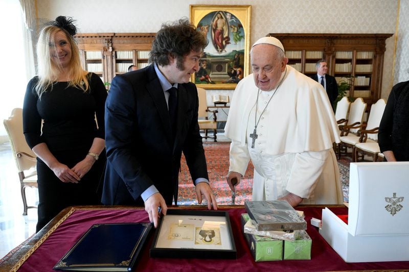 Javier MIlei entrega al papa Francisco los regalos que le trajo desde Buenos Aires