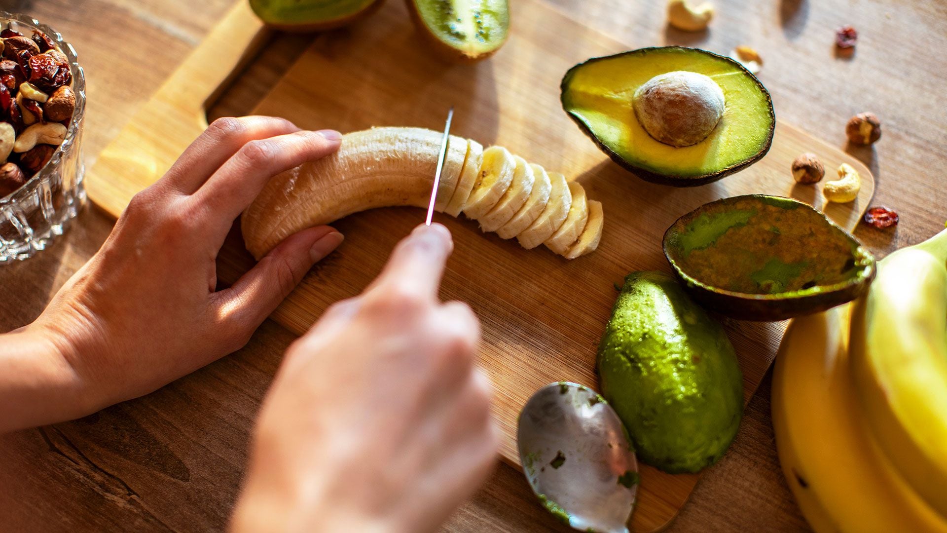 Los especialistas recomiendan consumir la fruta entera y no en jugos o batidos (Getty)