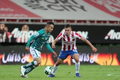 La primera parte se jugó especialmente en el mediocampo y con pocos acercamientos en las áreas (Foto: Twitter / @Chivas)