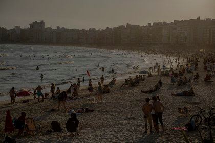 La gente disfruta de la playa en Montevideo (AP)