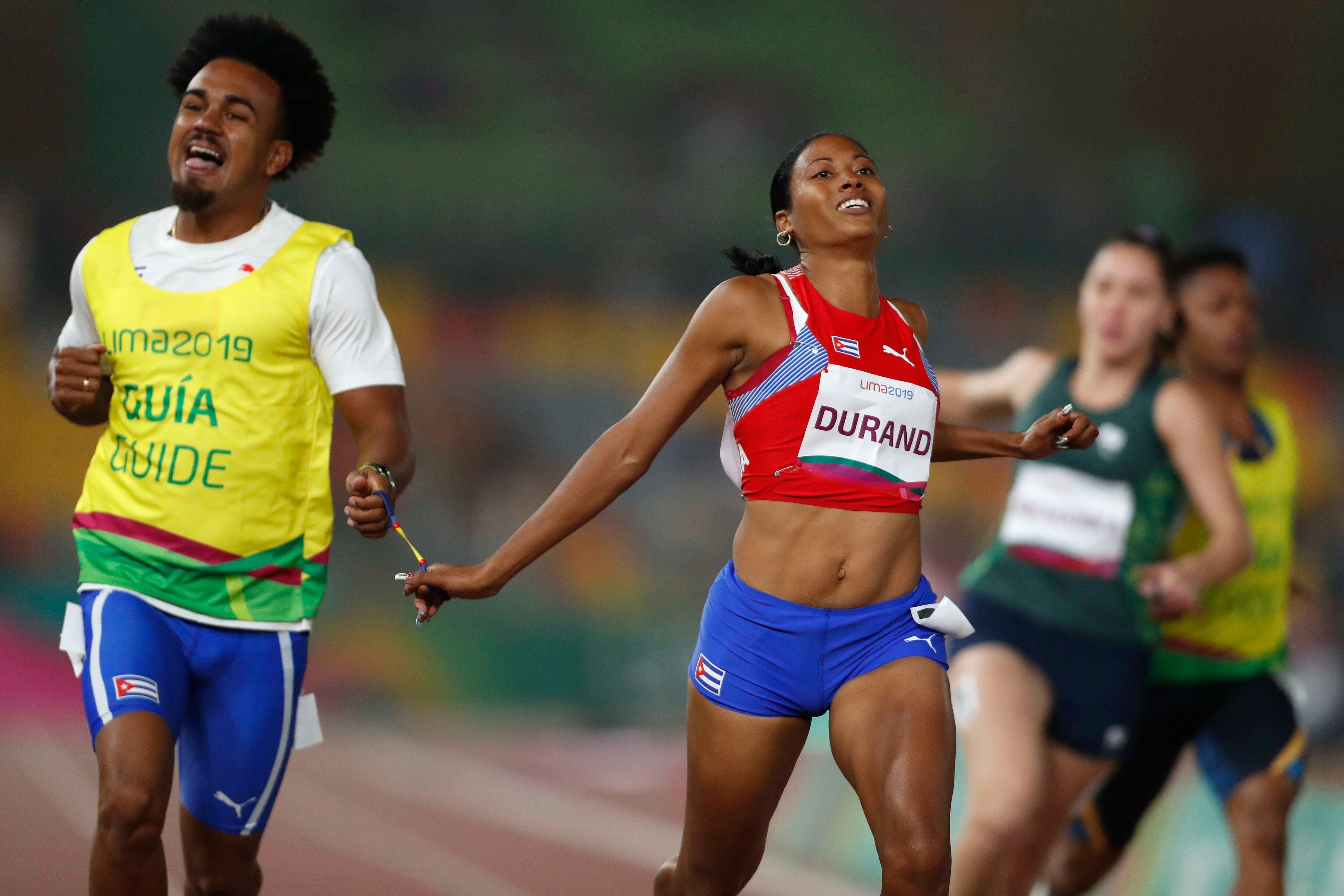 Fotografía de archivo en la que se registró a la atleta cubana Omara Durand (c), quien fue una de los seis deportistas elegidos este sábado para integrar el Consejo de Atletas del Comité Paralímpico Internacional. EFE/Paolo Aguilar 