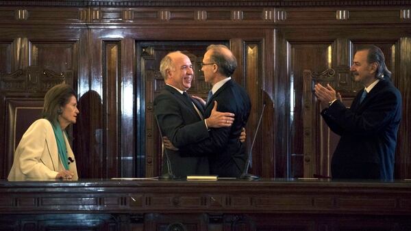 Carlos Lorenzetti saluda a sucesor, Carlos Rosenkrantz (Foto: AdriÃ¡n Escandar)