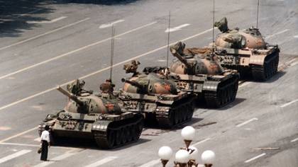 La imagen más icónicas de aquel 4 de junio de 1989, un manifestante se enfrenta a los tanques del ejército chino (AP)