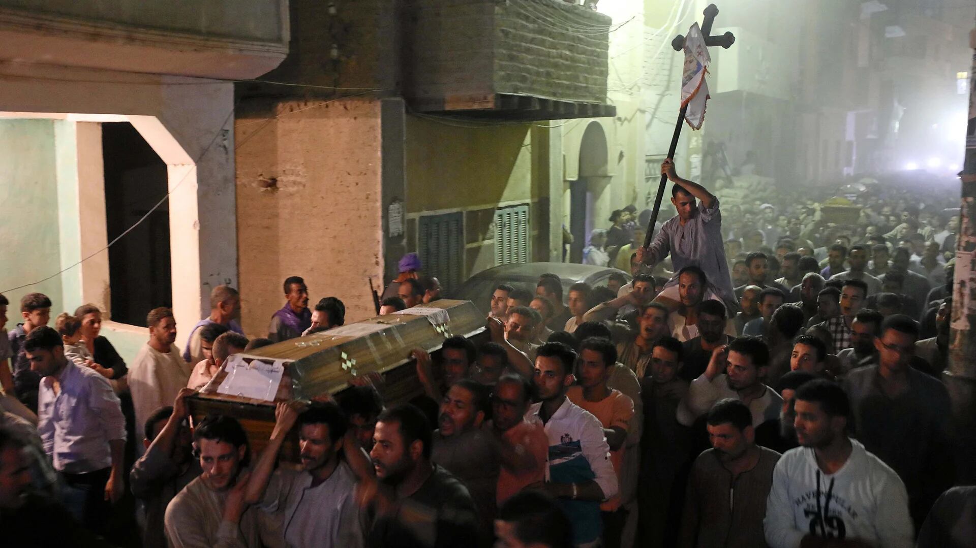 Un grupo de cristianos llevando los féretros de los fallecidos durante el ataque