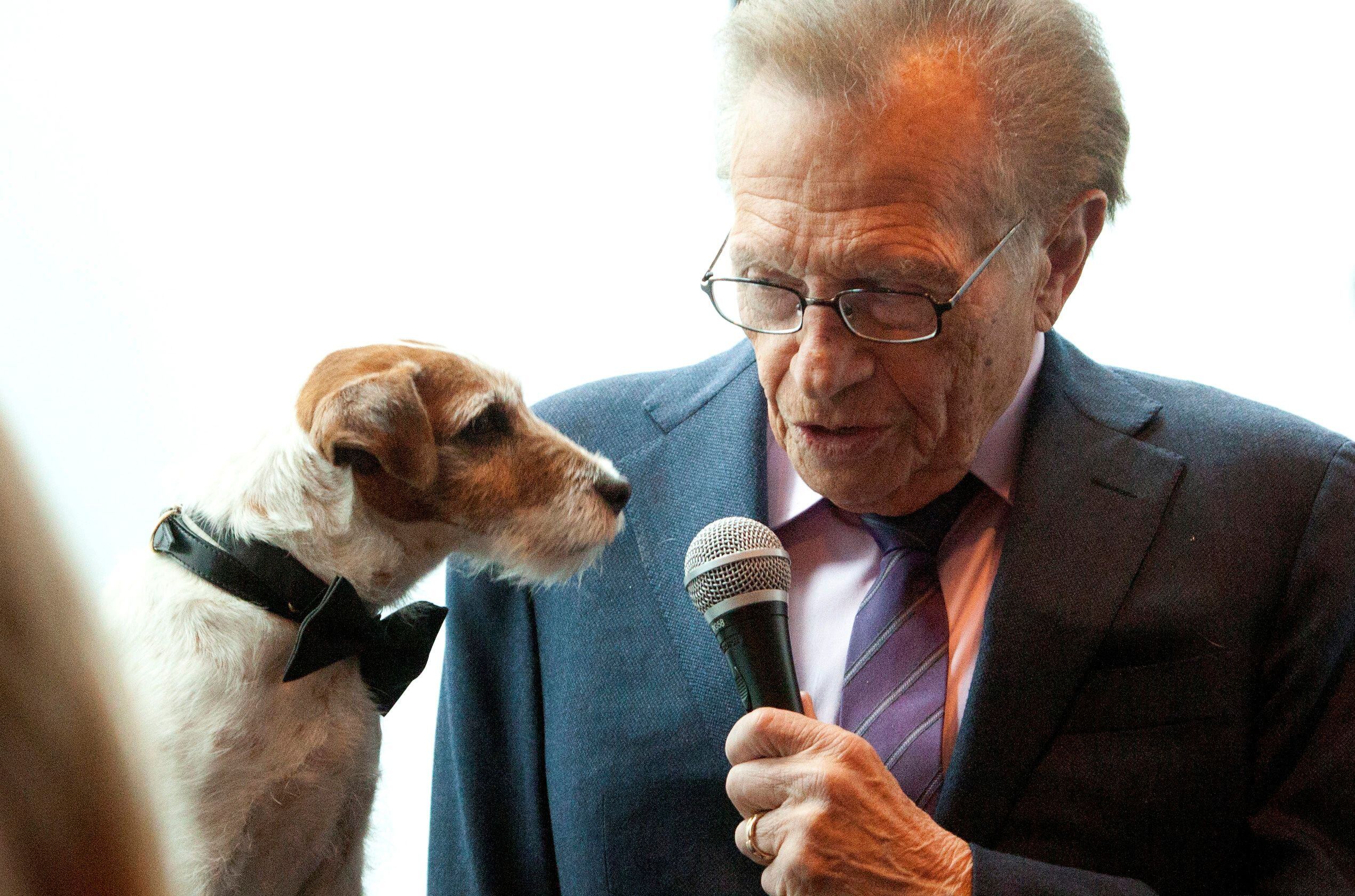 Con Uggie, el perro de la película "The Artist", el 16 de mayo de 2012. 