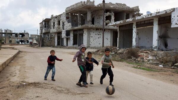 Niños sirios juegan en medio de los desastres en guerra. En junio, la FIFA amplió la protección al aplicar el principio de “refugiados y personas protegidas” a todas las transferencias de jugadores (EFE)