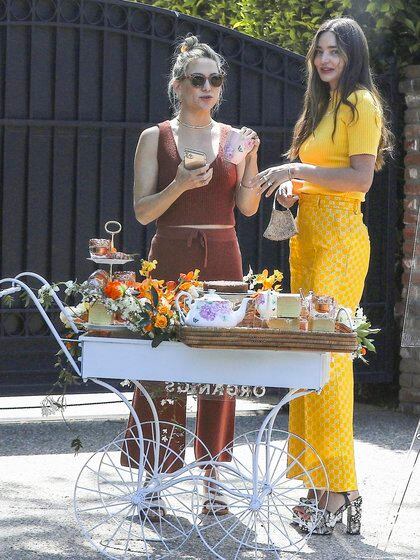 Miranda Kerr sorprendió a Kate Hudson. Aprovecharon que el clima las acompañó y compartieron un té al aire libre con productos orgánicos en Los Ángeles