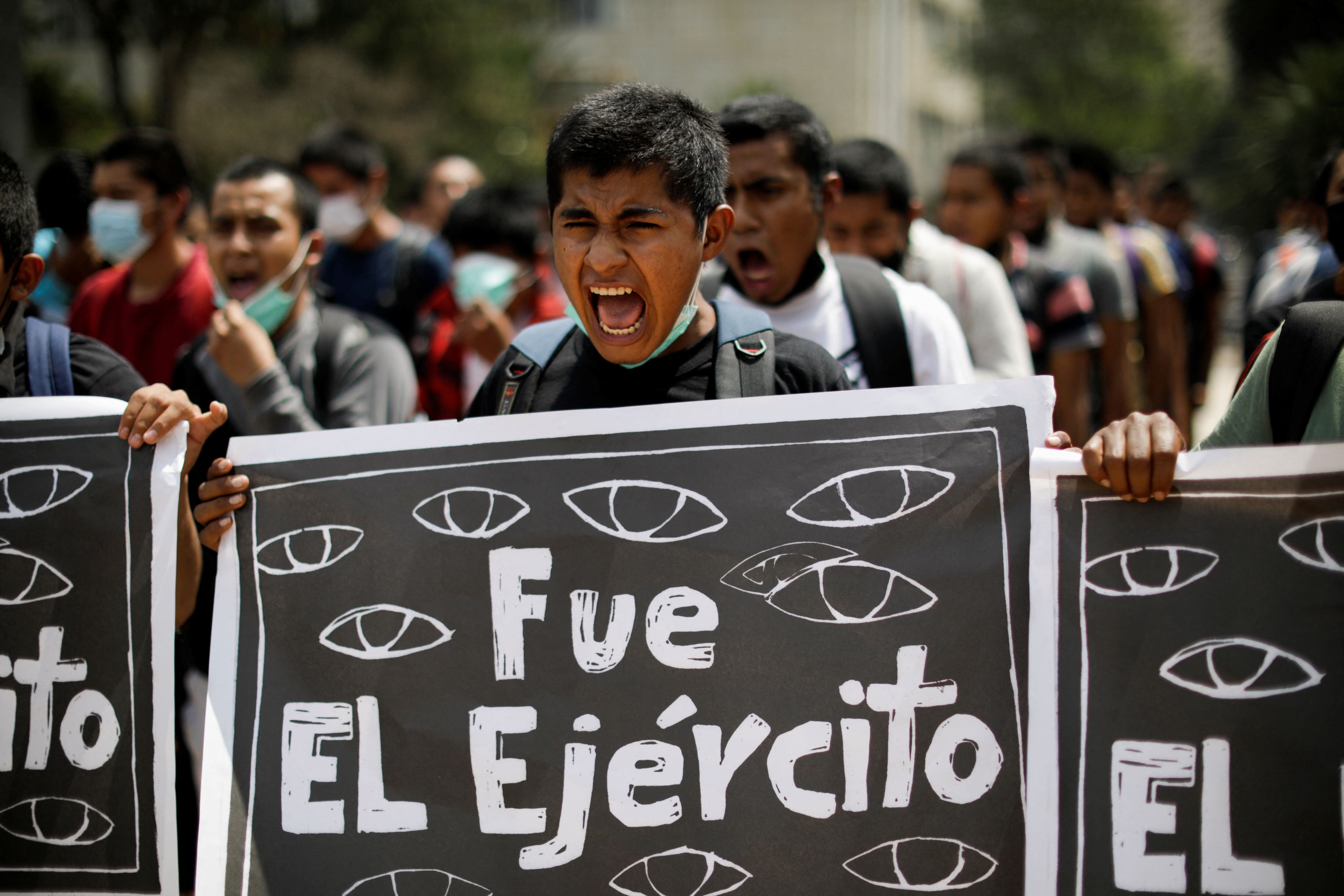 Documentos de la Sedena filtrados por Guacamaya Leaks revelaron nuevos detalles sobre el Caso Ayotzinapa(Foto: REUTERS/Luis Cortes)