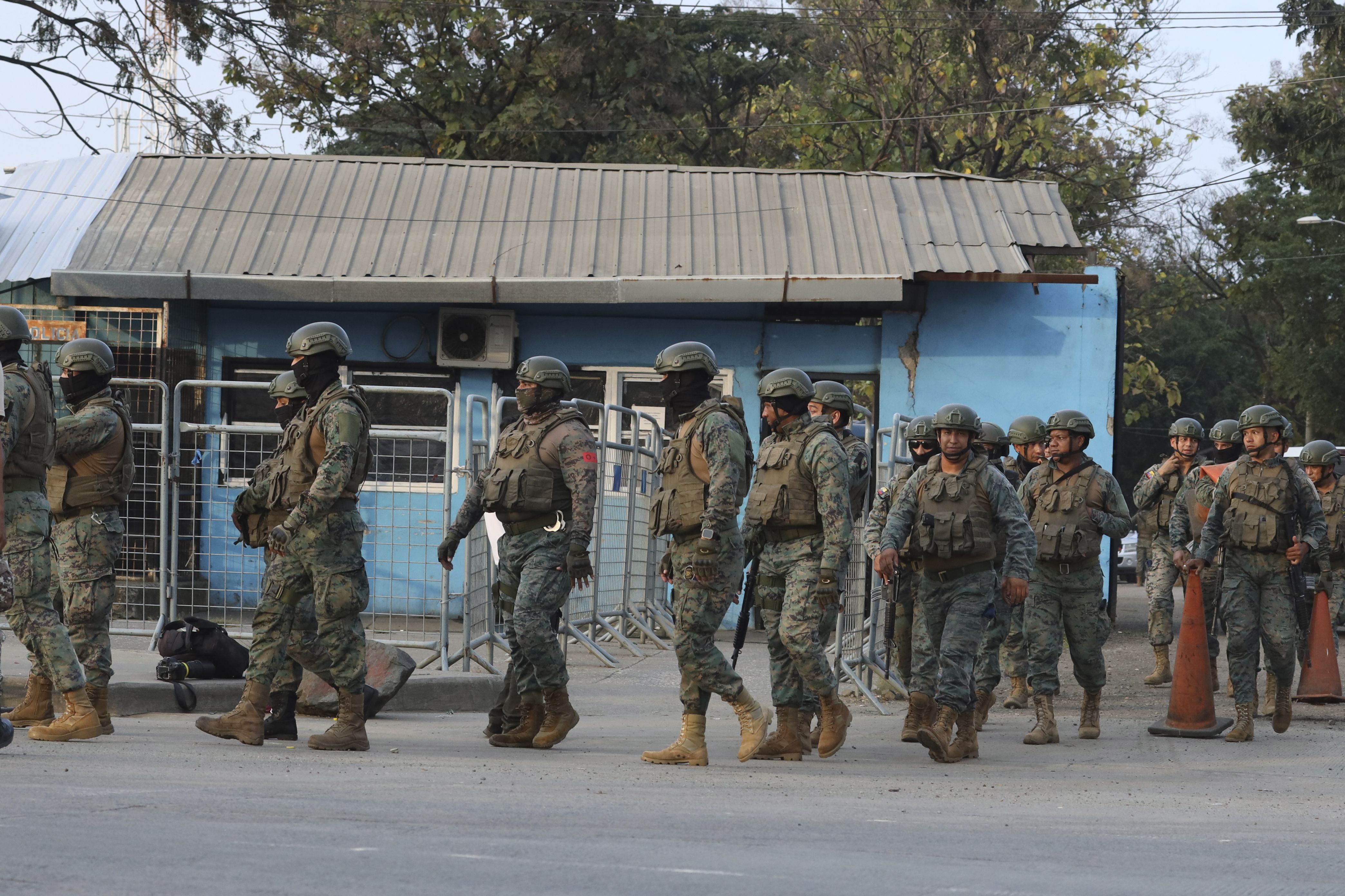Soldados salen de la penitenciaría del Litoral tras tomar el control de la misma luego de un motín (AP Foto/César Muñoz)