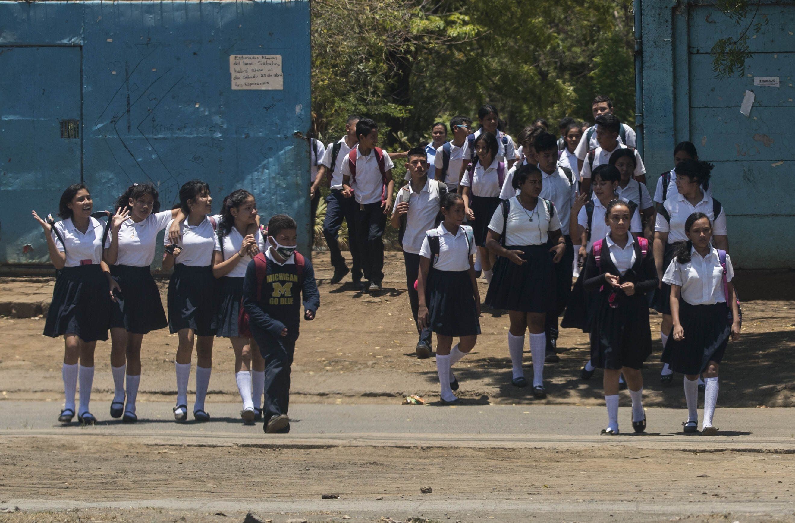 Estudiantes salen de su colegio luego de terminar la jornada en Managua (Nicaragua), en una fotografía de archivo. EFE/Jorge Torres